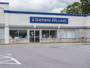 Utica, New York - 8 Temmuz 2025: Sherwin-Williams 'ın yakın çekimi, çeşitli ürün çeşitliliği ve geniş dağıtım ağlarıyla tanınan boya ve kaplama endüstrisinin küresel lideridir. 1866 'da kuruldu.
