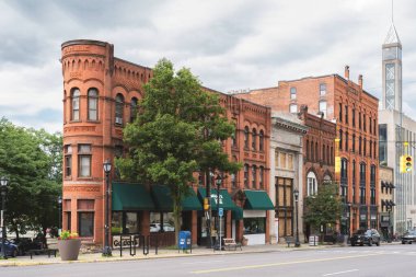 Utica, NY - 8 Temmuz 2025: Utica şehir merkezinin ön planda Carlile Binası ile yakın görüntüsü, yerel olarak 