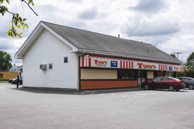 Utica, NY - 8 Temmuz 2025: Tony 's Pizzeria, spesiyalleri ile bilinen bir spor barı atmosferi, lazanya, ızgara reubens ve balık kızartması ile birlikte pizza, denizaltı, kanat ve daha fazlası sunan bir restoran.