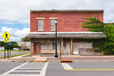 Utica şehir merkezindeki yüz yıllık terk edilmiş bir binanın yakın görüntüsü, ki bu tipik bir Hollywood filmi gibi görünüyor.