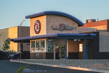 Roma, New York - 23 Temmuz 2025: 7 Brew Coffee 'nin altın saat manzarası, çift şeritli servis yolları, hız ve müşteri hizmetleri ve çeşitli içeceklerle bilinen tek kahve zinciri.