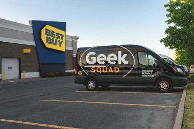 New Hartford, New York - 1 Ağustos 2025: Best Buy and Geek Squad Van, merkezi Richfield, MN 'de bulunan çok uluslu tüketici elektroniği perakendecisi. 1966 'da bir ses merkezi olarak kuruldu.