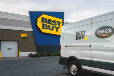 New Hartford, New York - 1 Ağustos 2025: Best Buy and Geek Squad Van, merkezi Richfield, MN 'de bulunan çok uluslu tüketici elektroniği perakendecisi. 1966 'da bir ses merkezi olarak kuruldu.