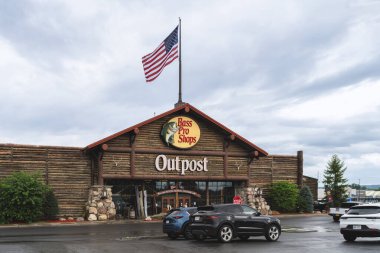 Utica, NY, ABD - 17 Temmuz 2025: Bass Pro Shops Outpost, Bass Pro Shops Boating Center veya Cabela 's Boating Center 2024 itibariyle dünyanın en büyük tekne perakendecisi.