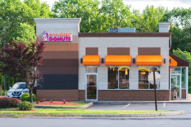 Roma, New York - 20 Temmuz 2025: Dunkin 'Donuts, Amerika Birleşik Devletleri' nde günlük 3 milyondan fazla müşteriye hizmet veren kahve ve çörek şirketi.