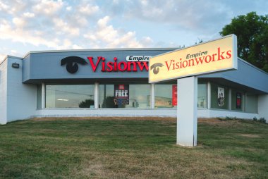 New Hartford, New York - 25 Temmuz 2025: Utica Area 'daki en büyük gözlük mağazası olan Empire Visionworks Gözlük Dükkanı' na yakın çekim