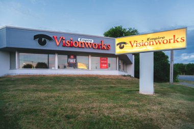 New Hartford, New York - 25 Temmuz 2025 Utica Area 'daki en büyük gözlük dükkanı olan Empire Visionworks Gözlük Dükkanı' nın Geniş Gece Görüşü