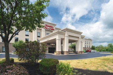 New Hartford, New York - 25 Temmuz 2025: Hampton 'ın Hilton tarafından görüntülenmesi, eski adıyla Hampton Inn veya Hampton Inn & Suites, Hilton Worldwide tarafından tescillenen bir Amerikan otel zinciri.
