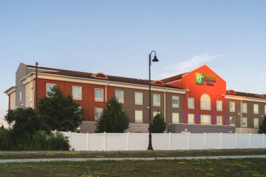 Utica, NY - 22 Temmuz 2025: Holiday Inn Express & Suites, orta fiyatlı bir otel markası, ücretsiz, uygun ve uygun fiyatlı konaklama olanakları sunar.