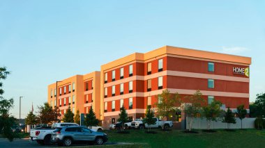 Utica, NY - 9 Temmuz, Hilton 'un Home2 süitlerinin panoramik görüntüsü, Marriott Marriott' un TownePlace ile rekabet etmek için tam mutfağı ve esnek yaşam alanları olan lüks süitleri sunan genişletilmiş bir markadır.