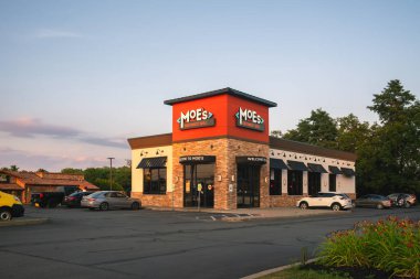 New Hartford, New York - 24 Temmuz 2025: Moe 'nun Güneybatı Izgara Restoranı, genellikle Moe' nun Yeri olarak anılır, taze ve özelleştirilebilir Güneybatı yemekleri ile bilinen popüler bir fast-gelişigüzel restoran restoranıdır.