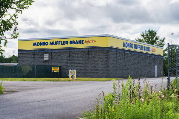 Рим, Нью-Йорк - 20 июля 2025 года: Ультраширокий обзор "Monro Muffler Brake", который является ключевым названием, но компания в значительной степени работает под "Monro Auto Service and Tire Centers" и других региональных брендов