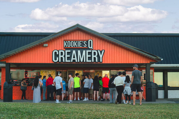 Ютика, Нью-Йорк - 22 июля 2025 года: В Апстейт-Нью-Йорке, известном креативными ароматами мороженого, миллениалами и вариантами комфортного питания, работает ресторан Q & Creefy с толпой людей.