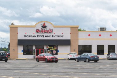New Hartford, New York - 25 Temmuz 2025: Bay Kimchi Kore Barbekü ve Hotpot 'un geniş bir kesiminde, yerel bir Kore restoranı ızgara et ve güveç üzerine yoğunlaşarak otantik bir Kore yemek deneyimi sunuyor.