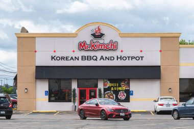 New Hartford, New York - 25 Temmuz 2025: Bay Kimchi Kore Barbekü ve Hotpot 'a yakın plan, yerel bir Kore restoranı ızgara et ve güveç üzerine yoğunlaşarak otantik bir Kore yemeği deneyimi sunuyor.