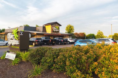 Dewitt, New York - 30 Temmuz 2025: View of Olive Garden, 1900 artı 1900 'den fazla LongHorn Et Lokantası ve Yard House gibi restoranların bulunduğu büyük bir İtalyan temalı restoran zinciri.