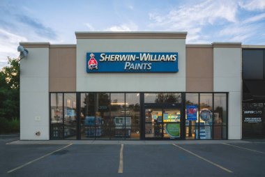 New Hartford, New York - 24 Temmuz 2025: Sherwin-Williams, çeşitli ürünler ve kapsamlı dağıtım ağlarıyla bilinen, 1866 'da kurulan boya ve kaplama endüstrisinin küresel lideridir..