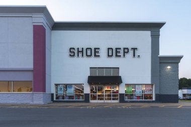 New Hartford, New York - 1 Ağustos 2025: Yakın çekim Ayakkabı Deposu. Shoefront, Concord, Kuzey Carolina merkezli bir Amerikan ayakkabı perakendecisi ve 63 yıllık Shoe Show, Inc..