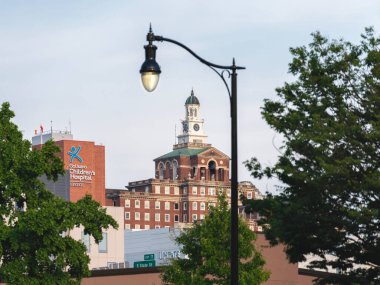Syracuse, New York - 30 Temmuz 2025: Crouse Hastanesi Saat Kulesi ve Golisano Çocuk Hastanesi 'nin seçici odak noktası