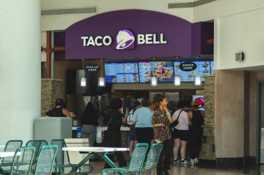 Syracuse, New York - 21 Temmuz 2025: Meksika 'dan esinlenilmiş bir menü sunan bir fast-food restoranı olan Taco Bell Restoranı' na yakın çekim 2024 itibariyle 8500 'den fazla yer hizmet vermektedir.