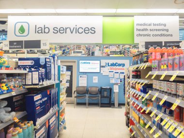 New Hartford, New York - 15 Temmuz 2025: Walgreens Eczanesi içindeki LabCorp Bölümü 'nün yakın görüntüsü, Walgreen' in sunmaya başladığı laboratuvar hizmetlerinin bir parçasıdır.