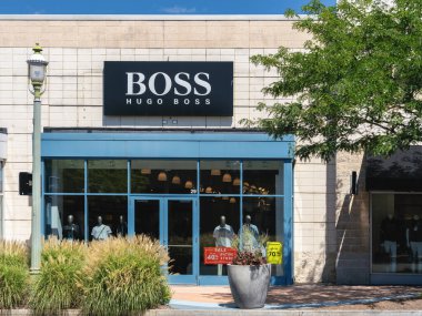 Atlantic City, NJ - 26 Ağustos 2025: Patron Hugo Boss mağazası, resmi adıyla HUGO BOSS Group, Hugo Ferdinand tarafından 1924 yılında Almanya 'nın Metzingen kentinde kurulan bir moda ve yaşam tarzı şirketidir.