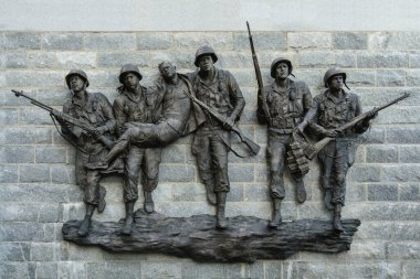 Atlantic City, NJ - 27 Ağustos 2025: Onur Madalyası Yardım Heykeli 'nin yakın görüntüsü, altı askerin bronz levrek yardım nişanı (New Jersey Kore Savaşı Anıtı))