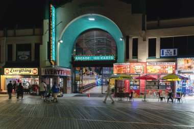 Atlantic City, NJ - 25 Ağustos 2025: Schiff 's Central Pier, 19. yüzyılın sonlarında inşa edilmiş ve Milyon Dolarlık İskeleye dönüştürülmüş Atlantic City, New Jersey' de bir eğlence ve alışveriş merkeziydi.