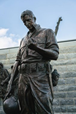 Atlantic City, NJ - 27 Ağustos 2025: Yas tutan Asker Heykeli 'nin geniş açılı çekimi: New Jersey Kore Savaşı Anıtı' nda ölen arkadaşlarının künyelerini tutan bir askerin 3,5 metrelik bronz heykeli.