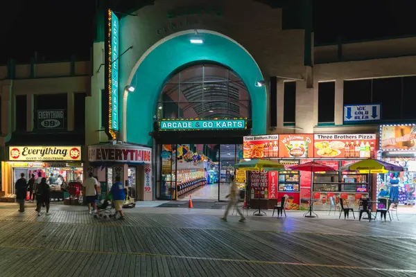 Atlantic City, NJ - 25 Ağustos 2025: Schiff 's Central Pier, 19. yüzyılın sonlarında inşa edilmiş ve Milyon Dolarlık İskeleye dönüştürülmüş Atlantic City, New Jersey' de bir eğlence ve alışveriş merkeziydi.