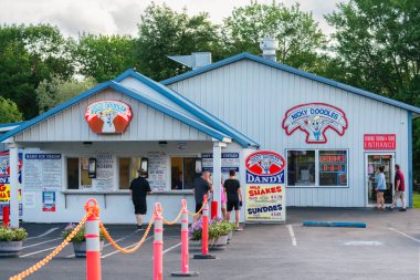 Roma, New York - 20 Temmuz 2025: Nicky Doodles, New York 'un orta kesiminde bulunan ve Amerikan yemekleri ve yoğun dondurma sunmalarıyla tanınan bir restoran zinciri. 1998 'de kuruldu.
