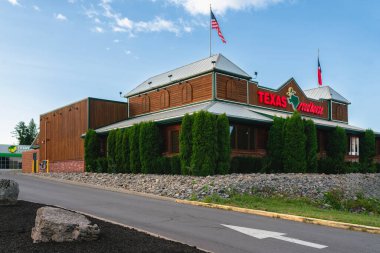 New Hartford, New York - 1 Ağustos 2025: Texas Roadhouse Restoranı 'nın akşam manzarası, 2024 itibariyle 792' den fazla yerde batı temalı biftek yemekleri sunan bir restoran zinciri.