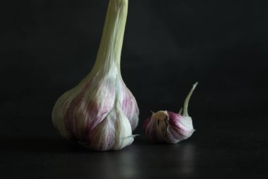Siyah arka planda sarımsak