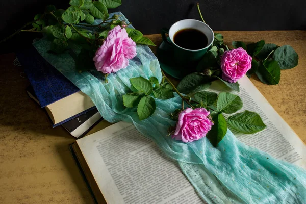 Ainda Vida Livro Flores Uma Xícara Chá Uma Tábua Madeira — Fotografia de Stock