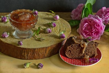 Ev yapımı çay reçeli, tatlı tatlı, masada taze böğürtlen 