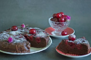ahududu ve kirazlı çikolatalı pasta..