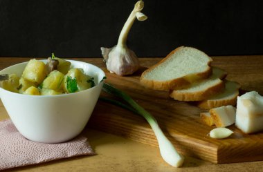 Sarımsak, ekmek ve zeytinyağı.