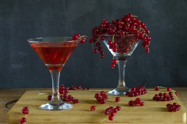 Buzdan ve böğürtlenli kırmızı frenk üzümü kokteyli