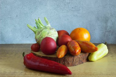 Beyaz ahşap arka planda farklı sebzeler. sağlıklı beslenme, diyet yemek.