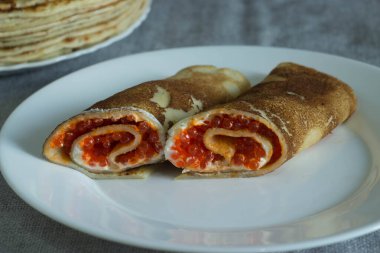 Tabakta süzme peynir ile nefis rulo.