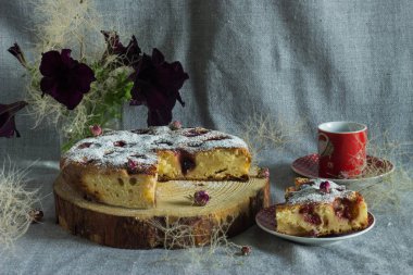 Kızılcıklı tatlı kek.