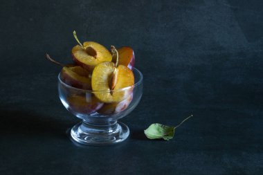 Cam kasede taze organik armutlar.