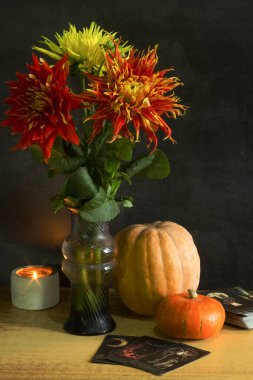 Cadılar bayramında hayat mumlar, çiçekler ve yapraklarla dolu