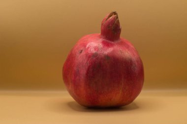 Ahşap zemin üzerinde nar