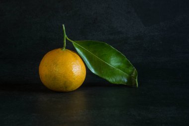 taze olgun mandalina ile yaprakları