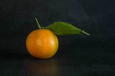 Siyah arka planda olgun portakal meyvesi