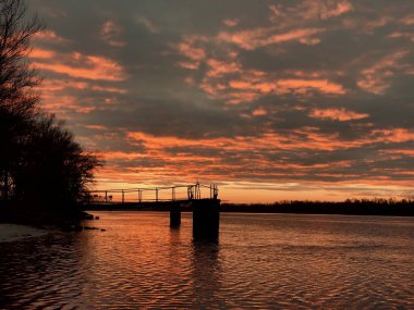 Nehirde gün batımı, nehirde gün batımı