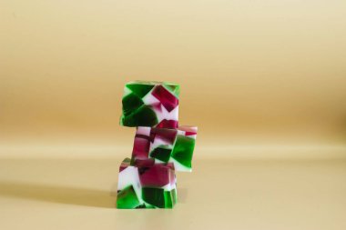 Jöleli tatlı. Kırık cam küp küp kesilmiş.