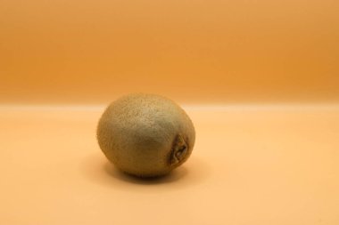 Masada gölgeli taze kivi.