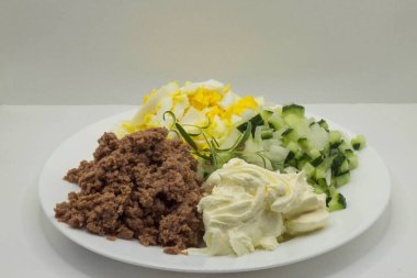 Yumurta ve sebzeli konserve ton balığı.